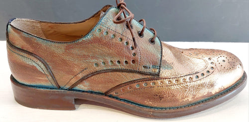 SCARPA DERBY MARRONE DETTAGLI AZZURRI