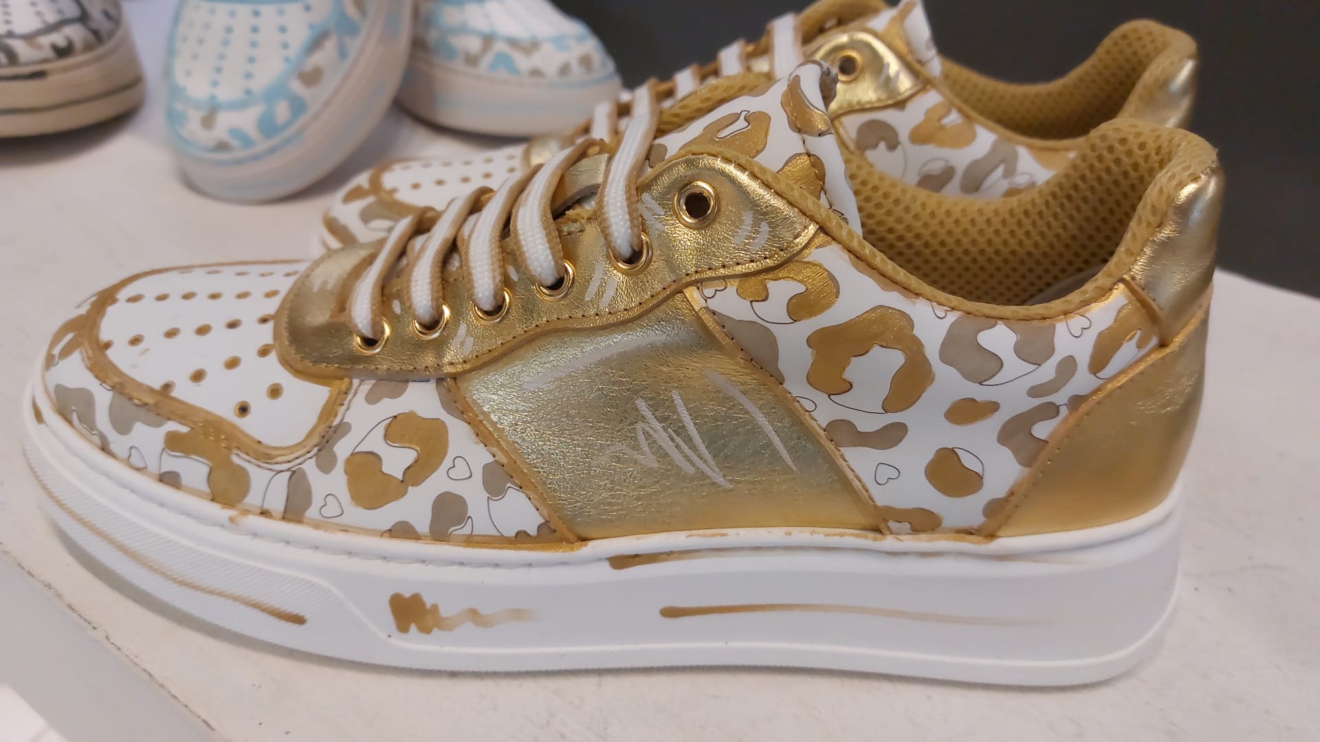 SNEAKERS FONDO BIANCO FINITURE GOLD