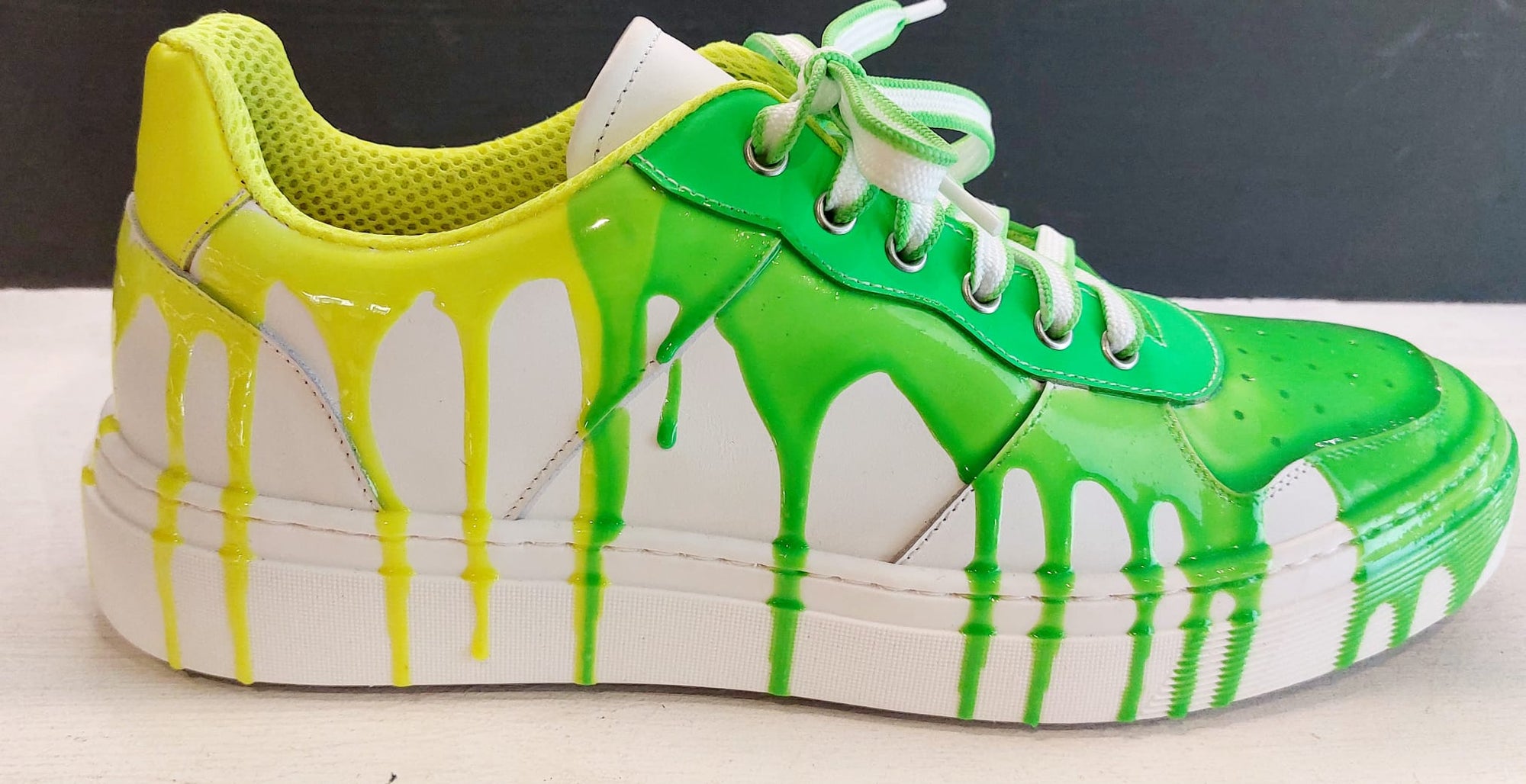 SNEAKERS VERDE GIALLA FONDO BIANCO