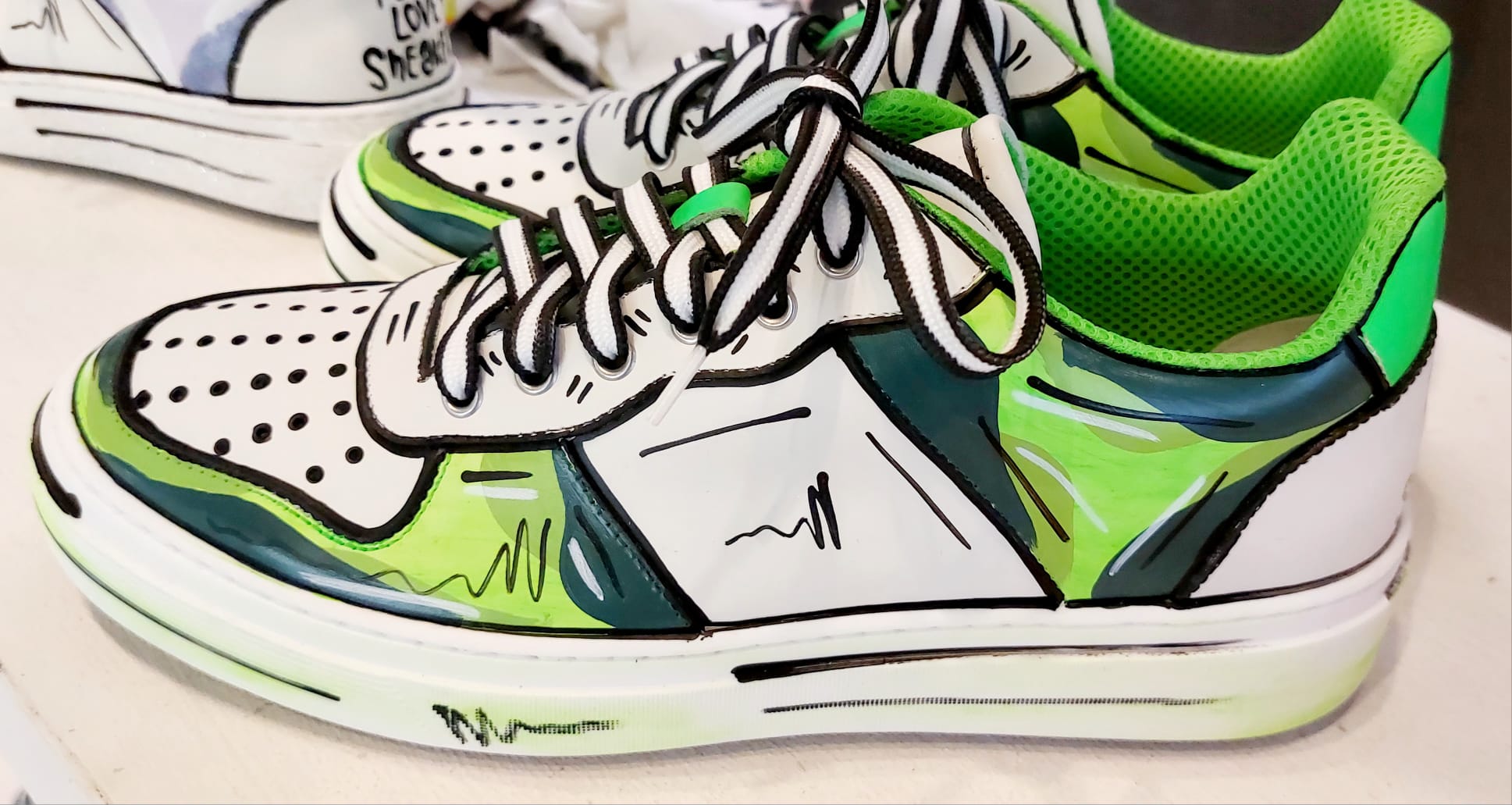 SNEAKERS FONDO BIANCO FINITURE VERDE E FLUO